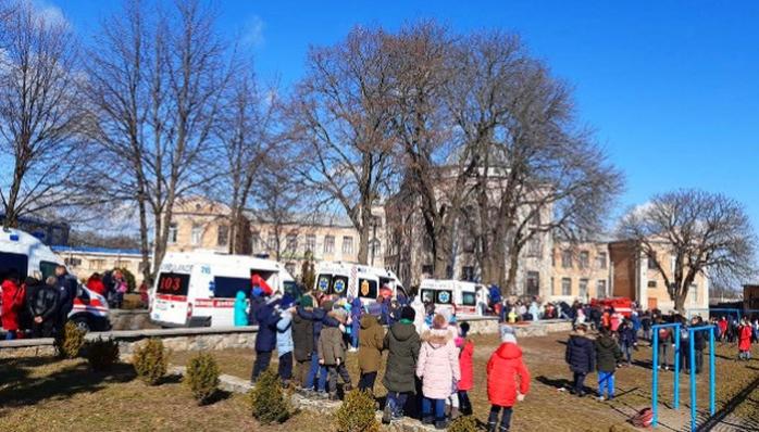 Сльозогінний газ вклав до лікарні 16 дітей: що сталося в школі на Київщині. Фото: поліція 