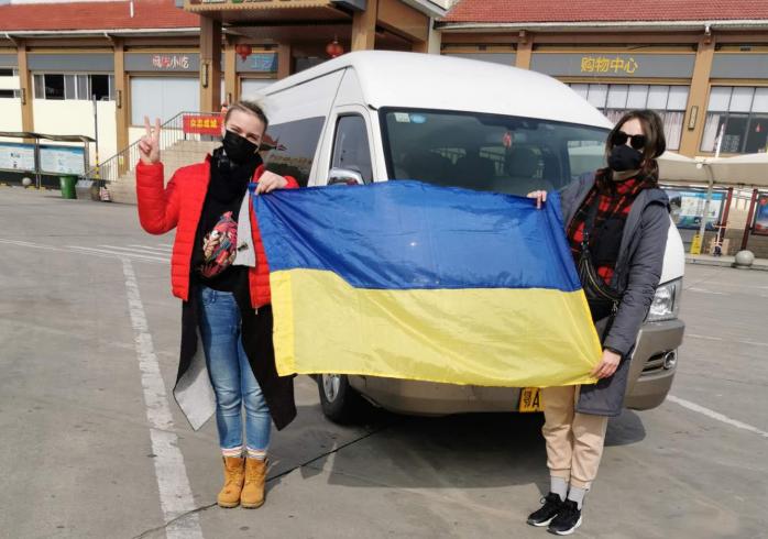 Український літак приземлився в Ухані. Фото: посольство України в КНР