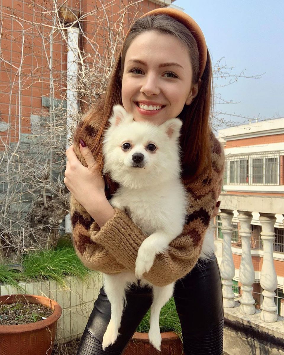 Украинка отказалась покидать Ухань без своей собаки. Фото: Instagram/nastyazinchenko