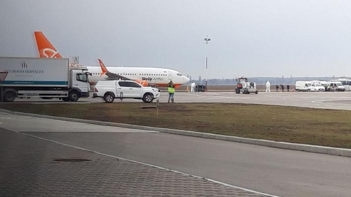 Опубликовано видео с салона самолета с эвакуированными украинцами. Фото: Страна