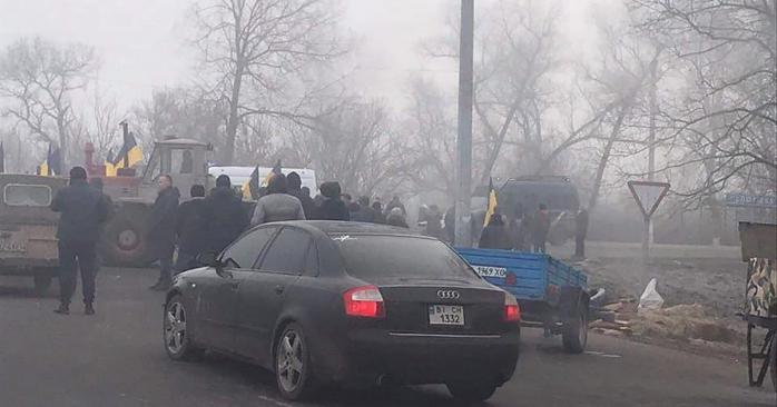 На Полтавщині протестують проти розміщення евакуйованих з Китаю. Фото: PavlovskyNews 