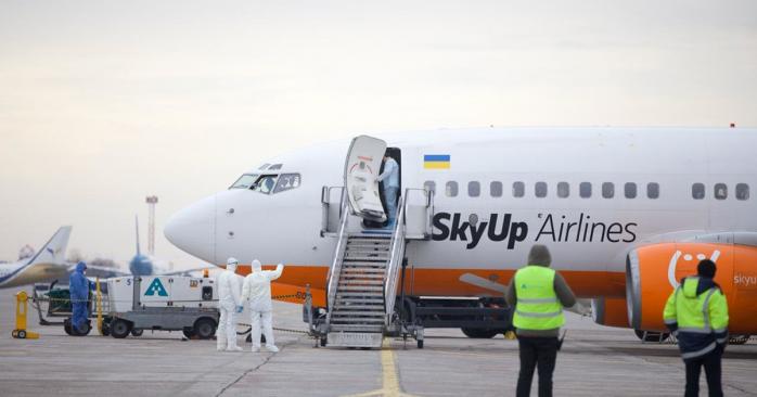 Самолет с эвакуированными украинцами сел в Харькове. Фото: 057.ua