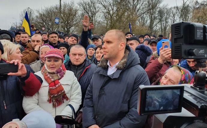Протесты в Новых Санжарах: власти успокаивают людей. Фото: «Украинская правда»