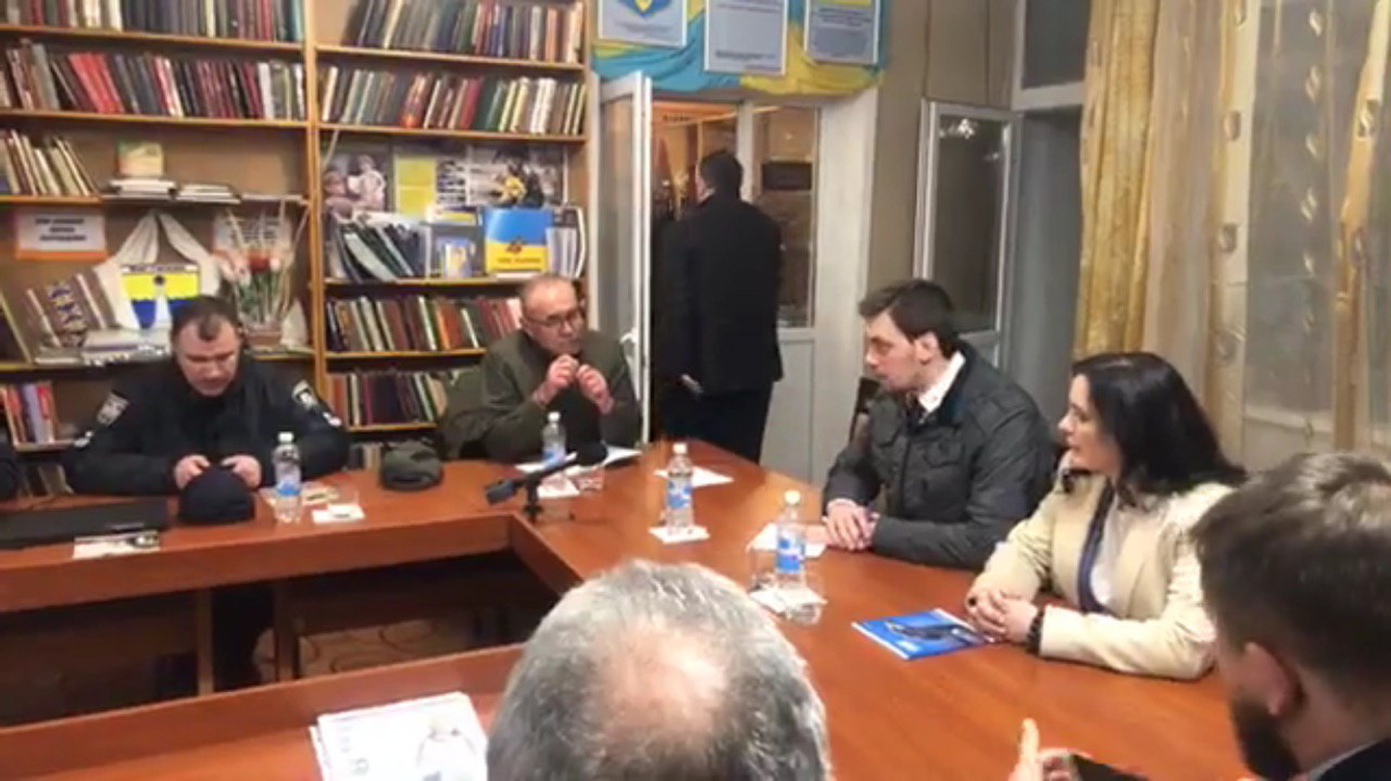 Скриншот из видео на странице Гончарука с заседания оперативного штаба правительства