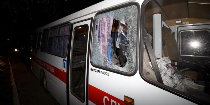 Разбитое окно в автобусе, который перевозил эвакуированных, фото: МВД