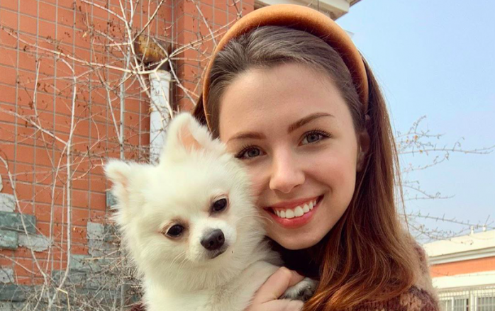 Українка відмовилася залишати Ухань без свого собаки. Фото: Instagram / nastyazinchenko