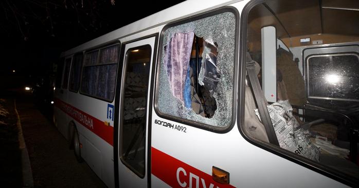 Разбитые окна в автобусе, который вез эвакуированных украинцев. Фото: Нацполиция