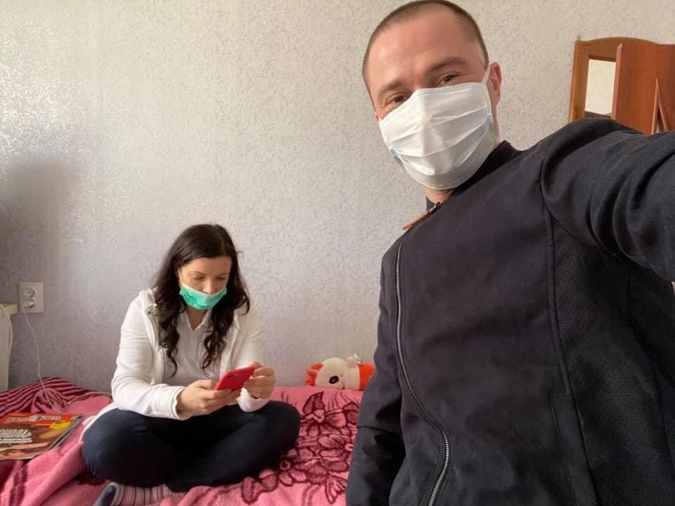 Коронавірус в Україні: Журналістів, які проникли в санаторій у Нових Санжарах, залишать там до кінця обсервації, скріншот відео