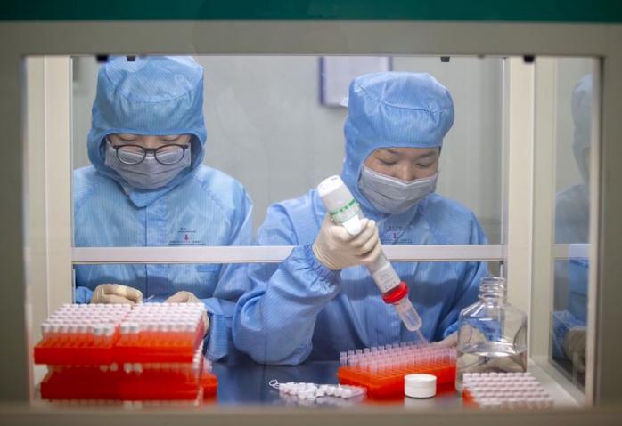 Ще в двох країнах зафіксували випадки інфікування коронавірусом. Фото: EPA-EFE/STRINGER CHINA OUT