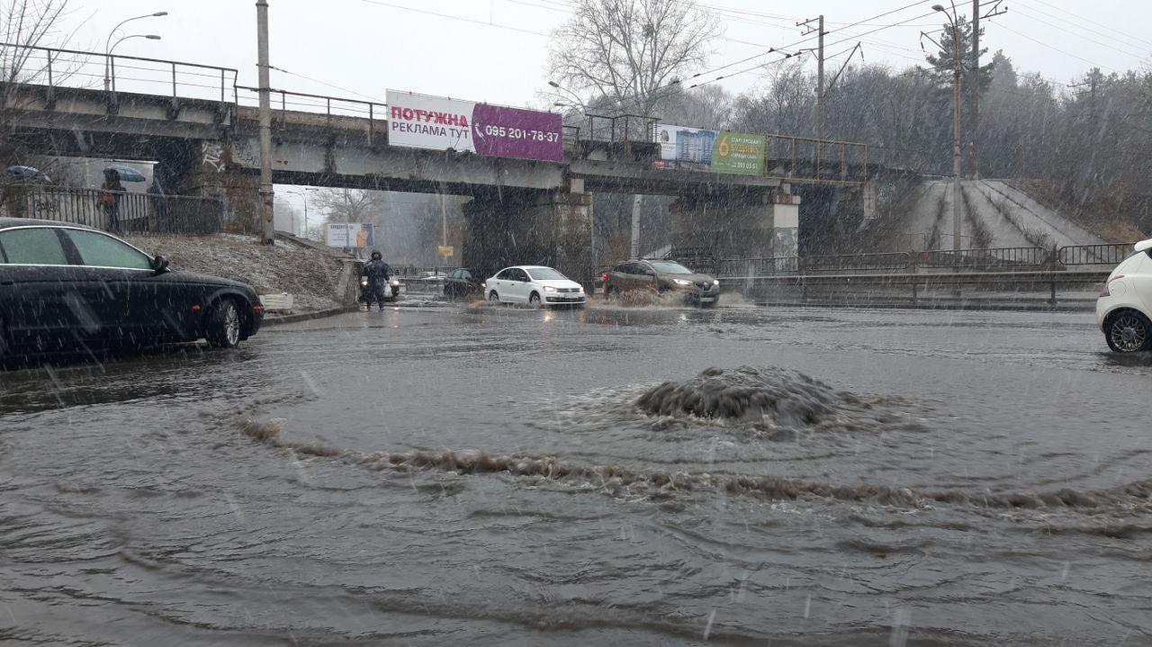Погода в Киеве: в столице затопило Сырец, из-под земли бьет фонтан, фото — "Киев оперативный"