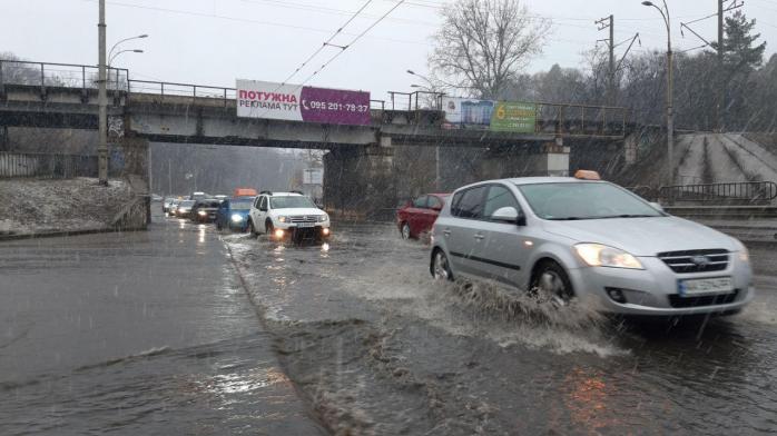Погода в Києві: в столиці затопило Сирець, з-під землі б'є фонтан, фото — "Київ оперативний"