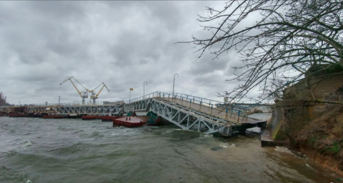 В Николаеве ветер снес мост. Фото: НикВести