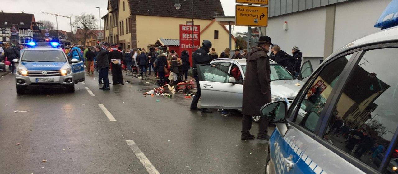 ЧП в Германии: «Мерседес» наехал на 15 участников карнавала. Фото: Телеграм