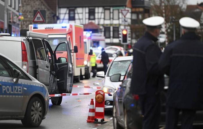 Новости Германии: водитель в Гессене отправил в больницу 52 человека, среди них 18 детей-участников карнавала, фото — ТАСС