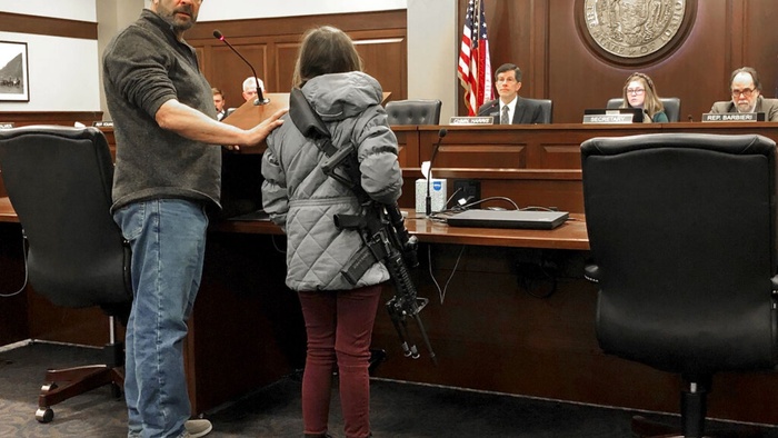 11-річна дівчинка прийшла в парламент Айдахо із зарядженою автоматичною гвинтівкою. Фото: Fox News