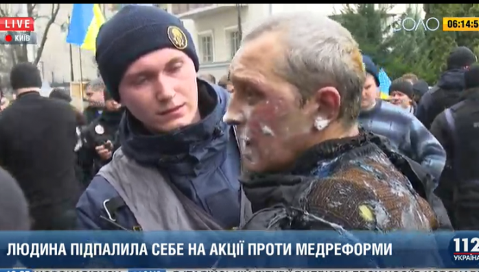Самоспалення у Києві: учасник протестів підпалив себе біля офісу Зеленського, скріншот трансляції