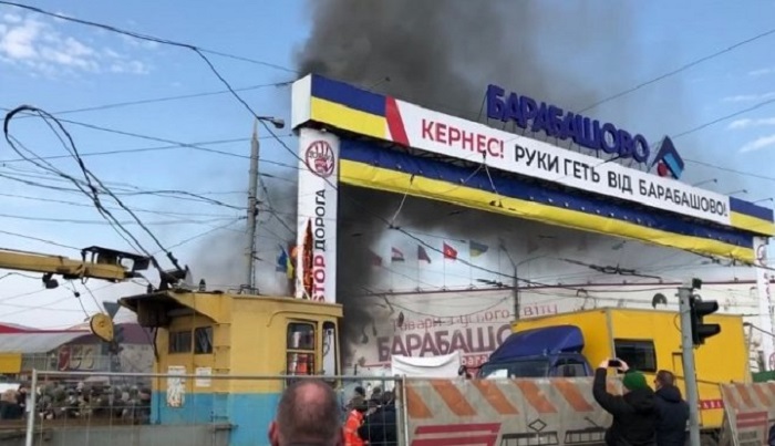 Кернес, руки прочь от Барабашово: в Харькове работники рынка подрались с силовиками на бронетехнике