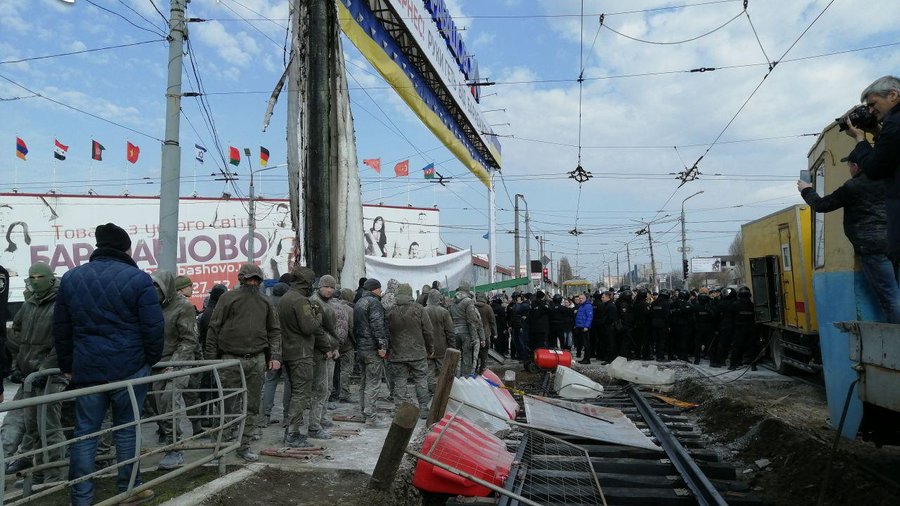 Сутички у Харкові: працівники ринку побилися з силовиками 