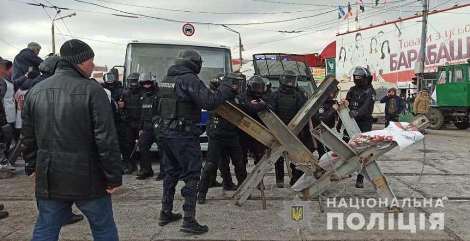 Сутички у Харкові: 20 затриманих, Кернеса під вигуки “Ганьба” прибув на «Барабашово»