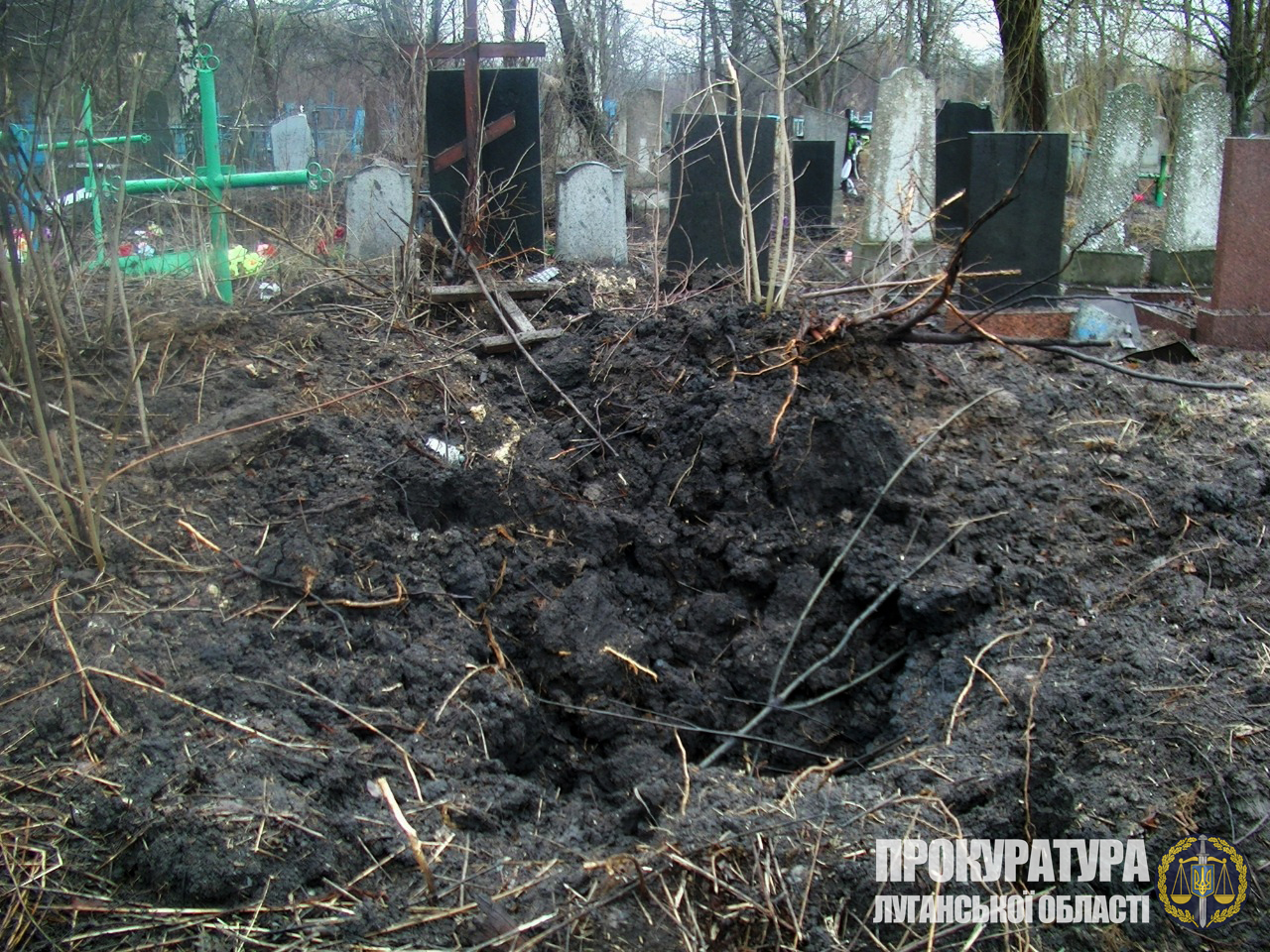 Наслідки обстрілу кладовища у Попасній. Фото: прокуратура Луганської області