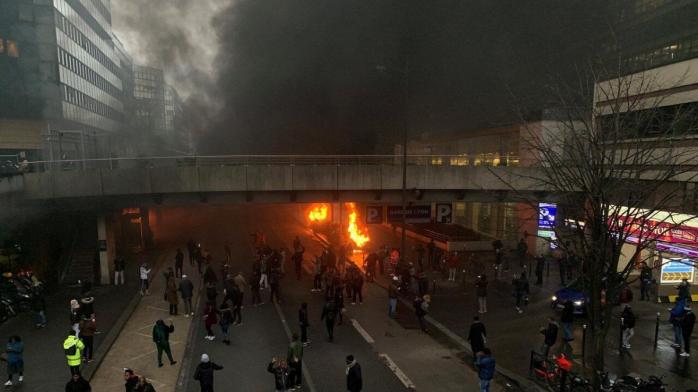В Париже горит Лионский вокзал. Фото: REUTERS