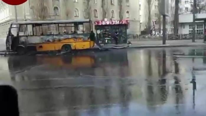 Новости Киева: в столице на Соломенке загорелась маршрутка с пассажирами, скриншот видео
