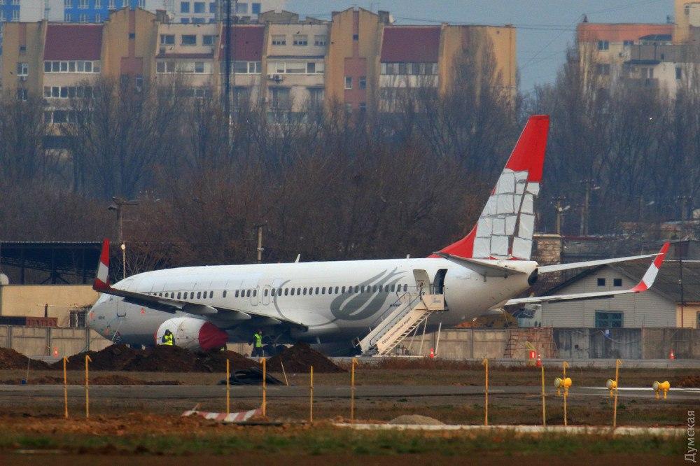 Новини Одеси: турецький «Боїнг», який здійснив аварійну посадку, ріжуть на метал, фото — "Думська"