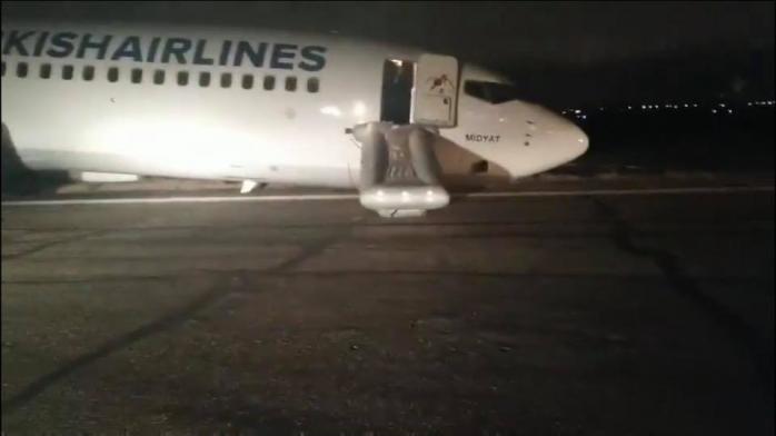 Новини Одеси: турецький «Боїнг», який здійснив аварійну посадку, ріжуть на метал, фото — Фейсбук Р.Сініцина