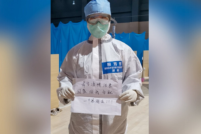 У Китаї медсестра попросила владу знайти їй хлопця за боротьбу з коронавірусом. Фото: Tian Fangfang / Weibo 