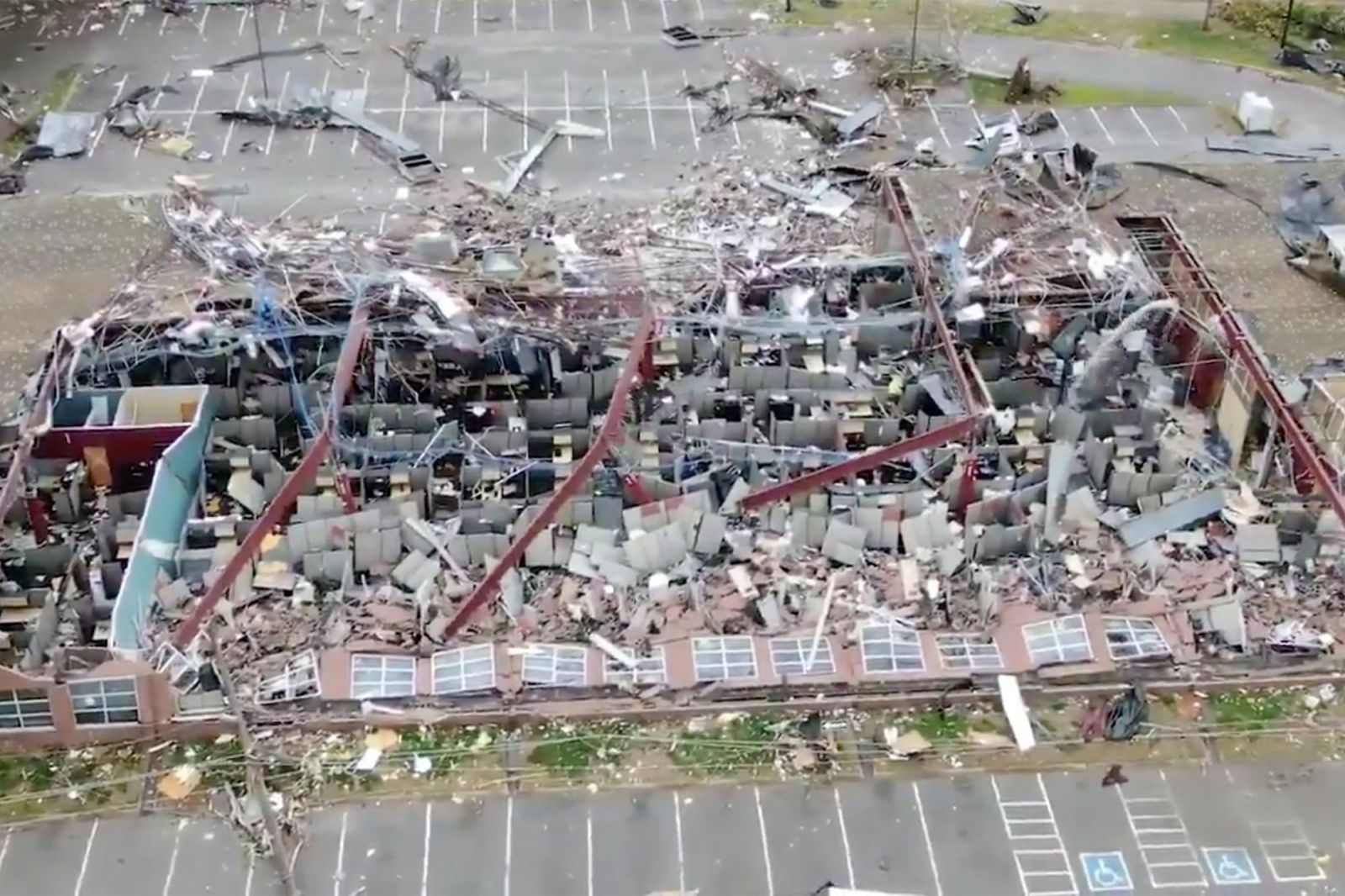Торнадо в США убил 25 человек, среди которых 18 детей, фото — The New York Times