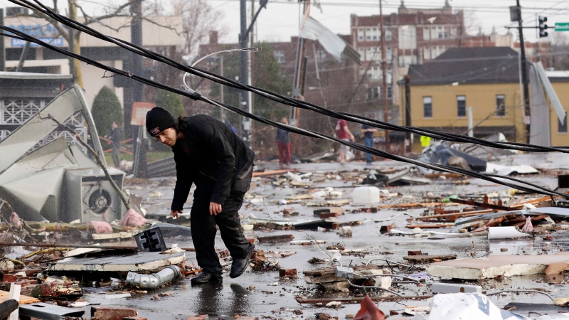Торнадо у США убив 25 людей, серед яких 18 дітей, фото — The New York Times 