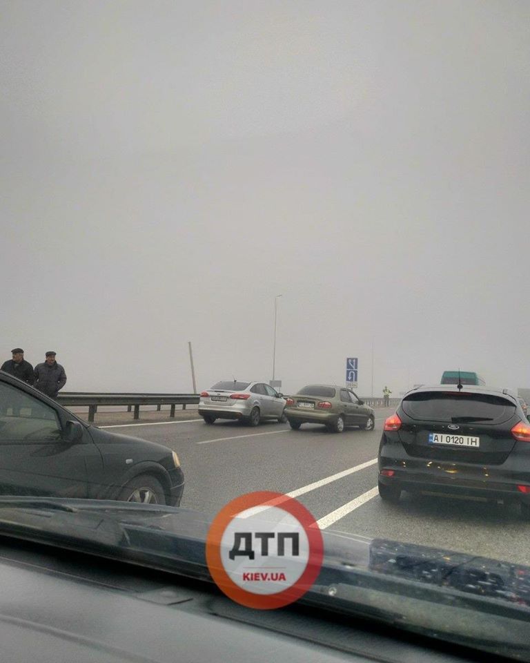Під Києвом через туман у ДТП потрапили 10 авто. Фото: dtp.kiev.ua