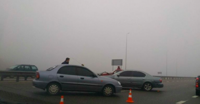 Под Киевом из-за тумана в ДТП попали 10 авто. Фото: dtp.kiev.ua