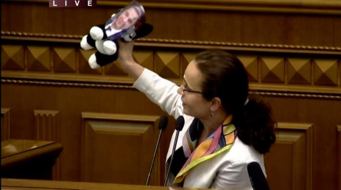 Новий уряд: Шмигалю у Раді подарували іграшкового кота у мішку, вимагаючи представити програму і міністрів, скріншот відео