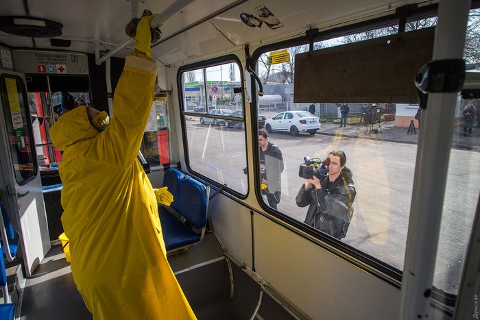 Дезинфекция троллейбусов в Одессе. Фото: Думская