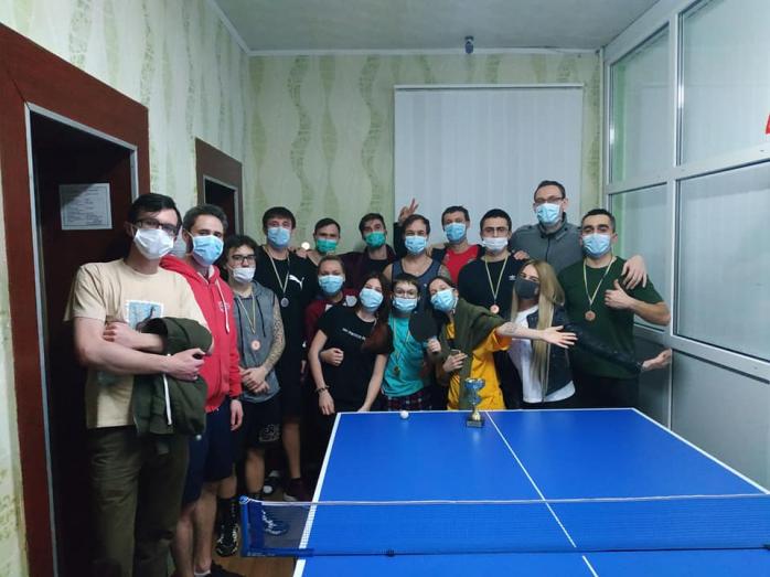 В Новых Санжарах играли в пинг-понг. Фото: Александр Махров