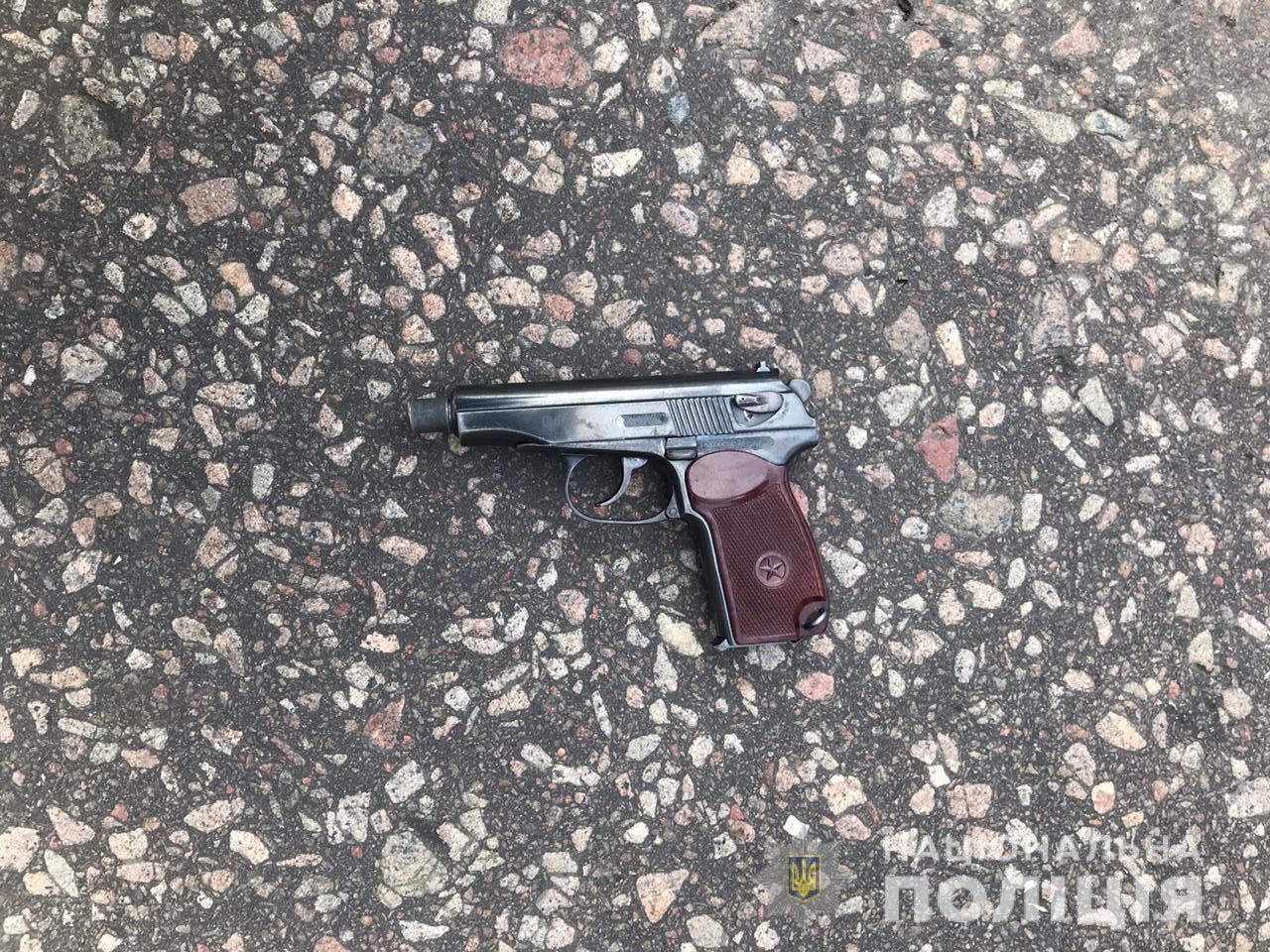  Під Києвом водій-порушник погрожував застрелитися посеред вулиці, є травмовані. Фото: Нацполіція