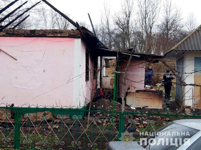 Поліцейські розслідують обставини пожежі в селі Ленківці. Фото: Нацполіція