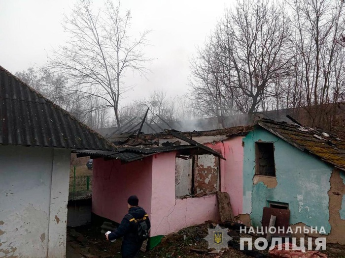 Поліцейські розслідують обставини пожежі в селі Ленківці. Фото: Нацполіція