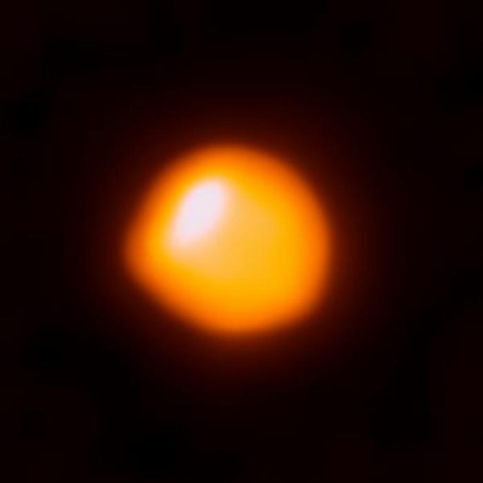 Знімок Бетельгейзе, зроблений у 2017 році. Фото: ALMA/ESO/NAOJ/NRAO/E. O’Gorman/P. Kervella