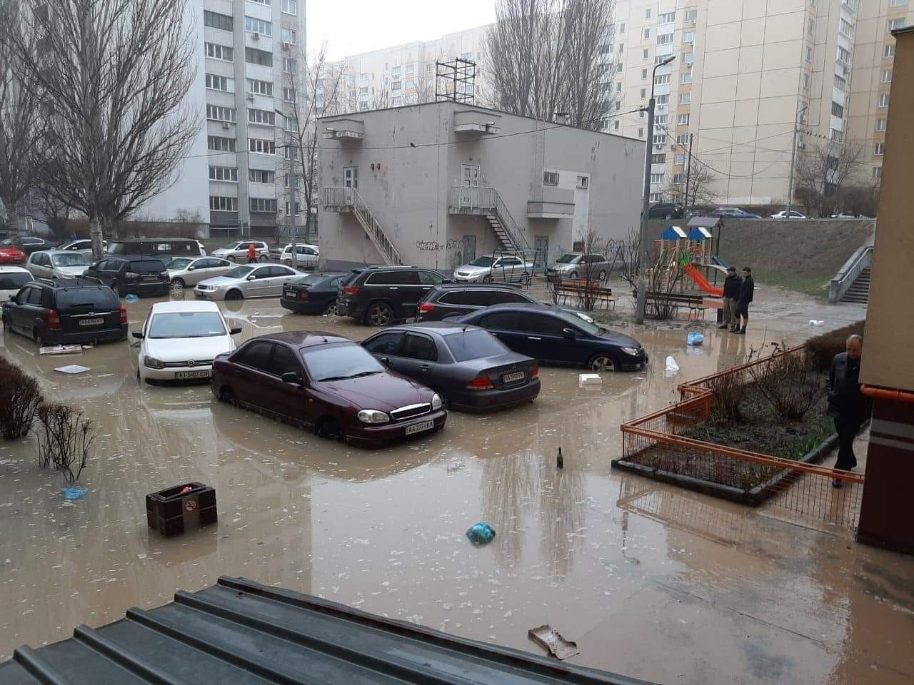 Каналізація затопила двір у Києві: автомобілі плавають у стоках, фото — dtp.kiev.ua