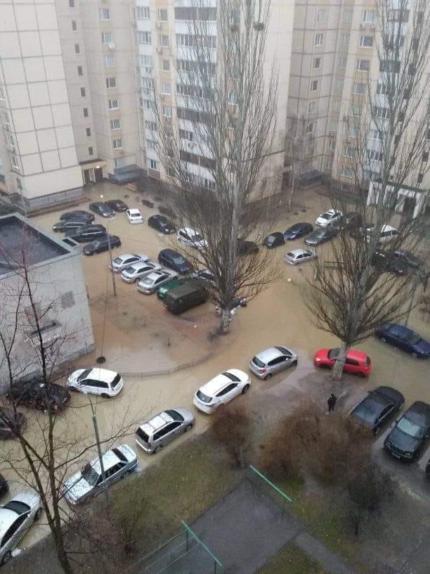 Канализация затопила двор в Киеве: автомобили плавают в стоках, фото — dtp.kiev.ua
