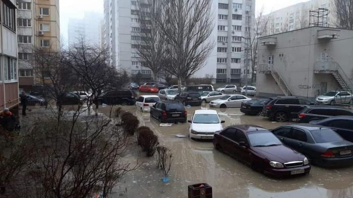 Канализация затопила двор в Киеве: автомобили плавают в стоках, фото — dtp.kiev.ua