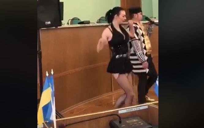 8 березня в Херсонській ОДА відбулося під супровід напівголих танцівниць, скріншот відео