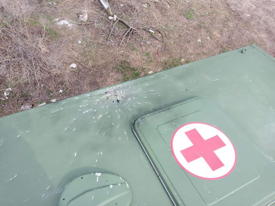 Бойовики атакували автомобіль військових медиків. Фото: штаб ООС