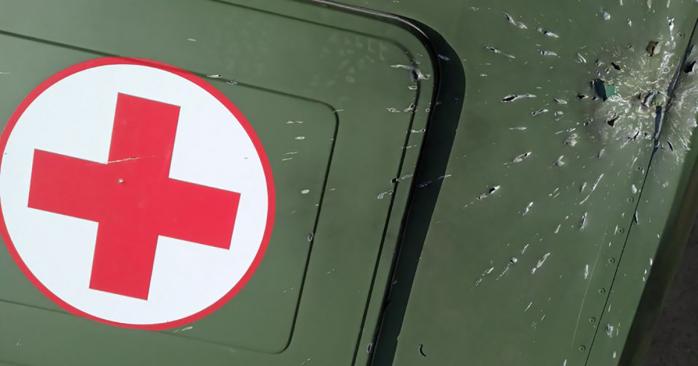 Боевики атаковали автомобиль военных медиков. Фото: штаб ООС