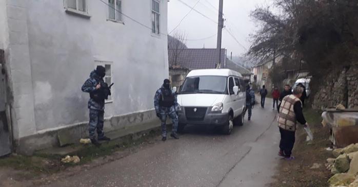 Обыски в Крыму. Фото: «Крымская солидарность»