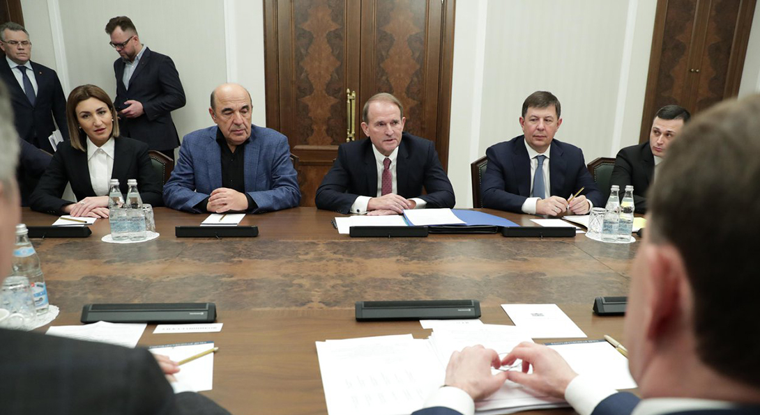 Медведчук в Кремлі поговорив про мир на тлі боїв у Пісках. Фото: ОПЗЖ