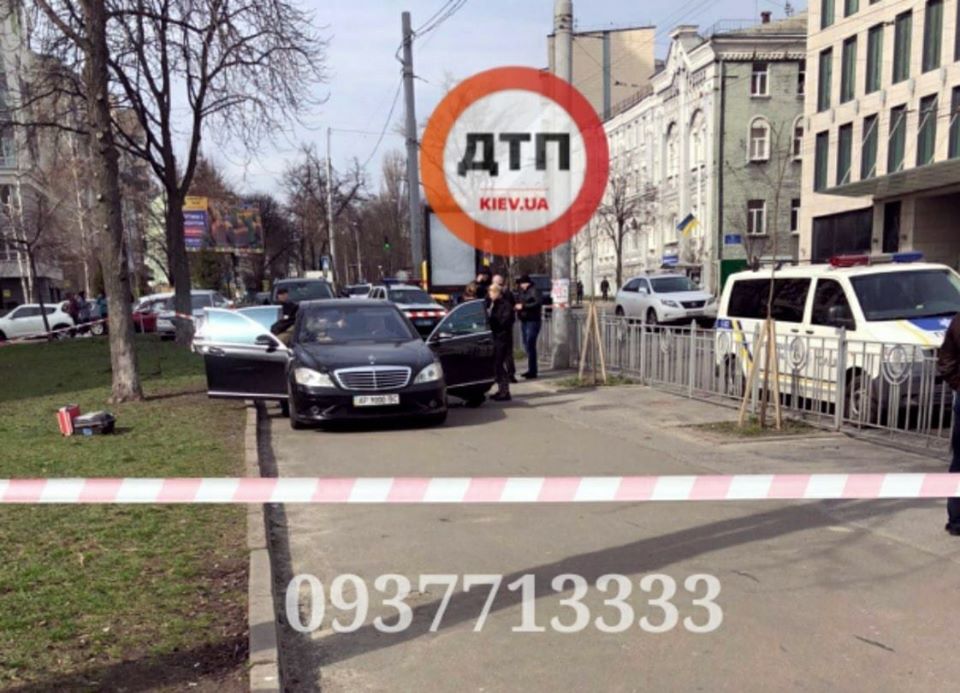 Автомобиль Merсedes неизвестные обстреляли в Киеве. Фото: dtp.kiev.ua в Facebook