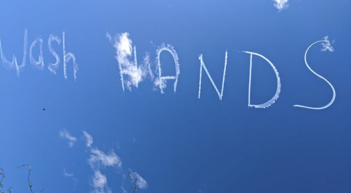 «Мойте руки» написали в небе над Сиднеем. Фото: Twitter